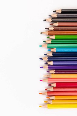 Beyaz arkaplanda yüksek çözünürlüklü çok renkli kalemler. 