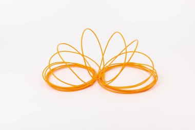 beyaz arkaplandaki 3D yazıcıya yazdırmak için renkli plastik filament