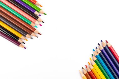 Beyaz arkaplanda yüksek çözünürlüklü çok renkli kalemler. 