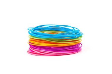 beyaz arkaplandaki 3D yazıcıya yazdırmak için renkli plastik filament