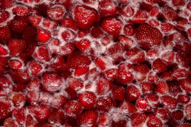 Ev yapımı çilek reçeli yapma süreci. Kırmızı tatlı şurup ocağın üstünde kaynıyor. Çilek reçeli çok iştah açıcı görünüyor. Ev yapımı çilek reçeli. Çilek reçeli pişiriyorum..