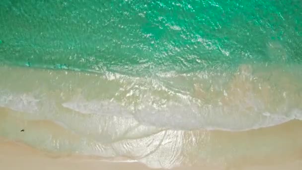 Playa y mar azul con olas desde la vista superior. — Vídeos de Stock