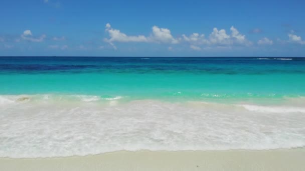 Playa de arena orilla del mar con agua azul. Vista aérea. — Vídeo de stock