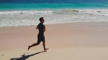 Fitness Adam Denizde Sabah Koşusu.