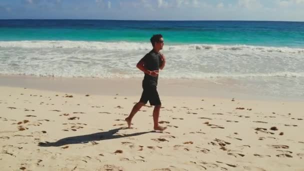 옥외에서 달리는 사람, 느린 동작으로 달리는 사람 — 비디오