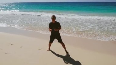 İnsan egzersiz yaparken ısınıyor. Yan adım, yan adım..