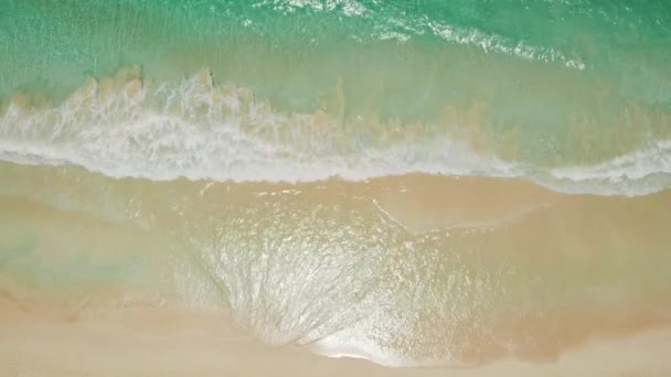 Strand och azurblå hav med vågor uppifrån. — Stockvideo