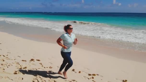 야외에서 뛰고 있는 한 여성. 느린 동작. — 비디오