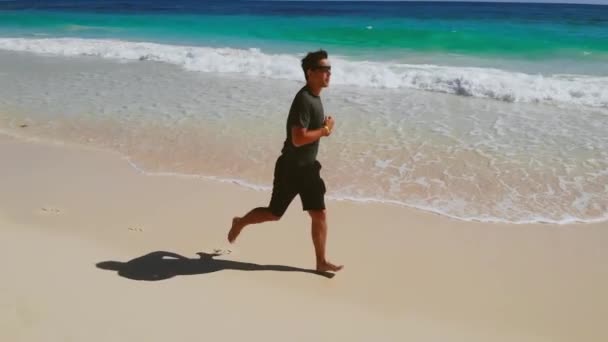 가짜 인간 은해 안을 따라 천천히 움직 이면서 바다의 파도를 따라 달리고 있다 — 비디오