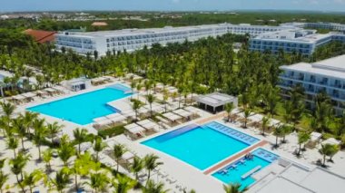 Yüzme havuzları ve çubukları olan tatil köyünün insansız hava aracı görünümü