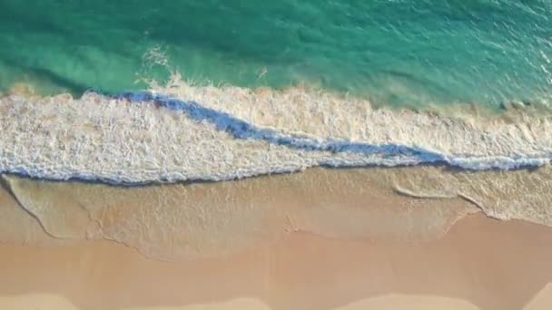 Ovanifrån över stranden havet. Vackra havsvågor. — Stockvideo