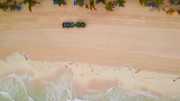 Αεροφωτογραφία του ελκυστήρα αφαιρεί συντρίμμια και άλγη στην παραλία άμμο — Αρχείο Βίντεο