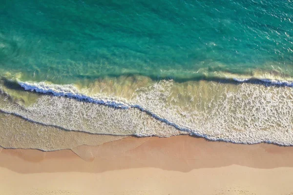 Топ View Розслабляюча Сцена Повітряному Пляжі Шаблон Літніх Канікул Хвилі — стокове фото