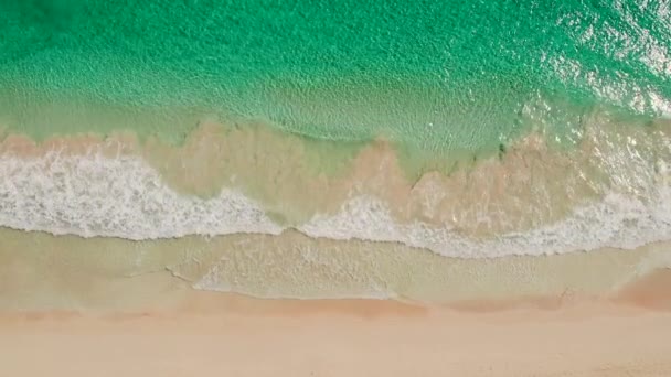 SLOW MOTION. Top view beach sea. — Stock Video