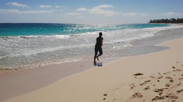 健康的人沿着海滨冲浪，缓慢地运动 — 图库视频影像