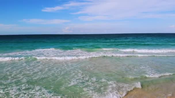 Havsbotten med vågor. Karibiska havet, vit sand. Panning vänster. — Stockvideo