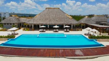 Havadan Thatched Çatı Binası 'na İlerleme