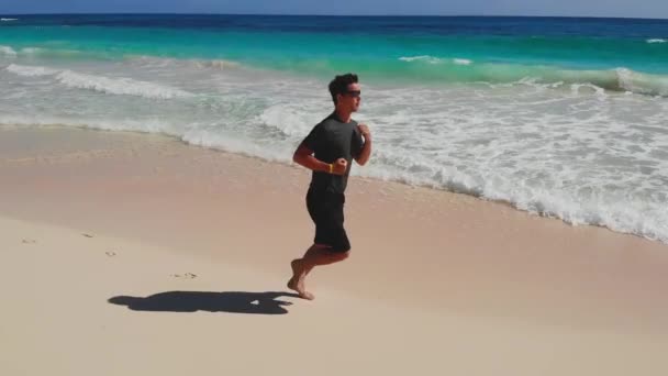 운동 선수 가수 면을 타고 바다를 달리고 있다 — 비디오