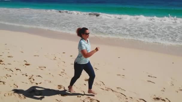 Mujer Corredor. Vida sana junto al mar. — Vídeo de stock