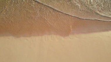 Kumsalda turkuaz deniz suyunun insansız hava aracı çekimi.