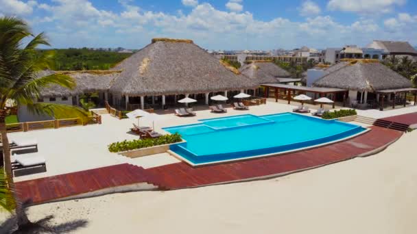 Drone vista de los resorts con piscina y bar. Cana Bay Beach Club — Vídeos de Stock