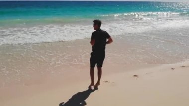 İnsan egzersiz yaparken ısınıyor. Yan adım, yan adım..