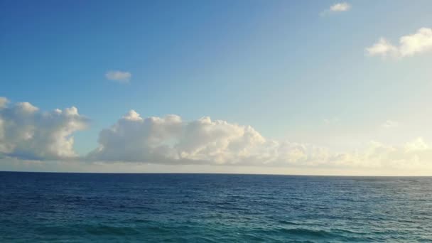 Biegacz biegnie wzdłuż wybrzeża oceanu o wschodzie słońca — Wideo stockowe