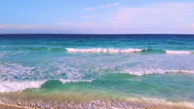 Deniz manzarası. Gök mavisi deniz suyuyla kumsal.