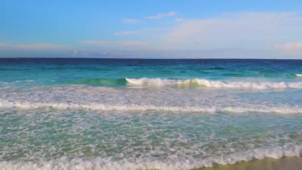 Lidé poskakují a blbnou na vlnách v oceánu. — Stock video