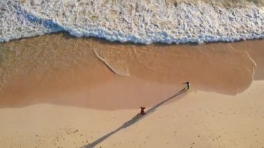 Güneş doğarken okyanus kıyısında yürüyorum..