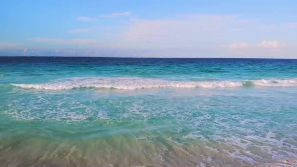 Costera de mar con olas rompiendo sobre arena. Costa del océano con playa de arena. — Vídeo de stock