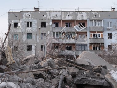 Rus istilası Ukrayna 'yı bombaladı ve Ukrayna' yı yerle bir etti. Ukrayna 'da Ukrayna savaş tahribatına karşı roket saldırısı Borodyanka, Kyiv bölgesi, Ukrayna 2022.