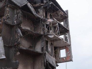 Bombalamadan sonra yıkılan binalar, yakın plan. Rus istilası Ukrayna 'yı bombaladı ve Ukrayna' yı yerle bir etti. Ukrayna şehrinde savaş, Rus hava bombası bir apartmanı vurdu.