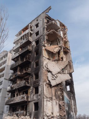 Ukrayna 'da savaş. Rus saldırganlığı. Rusya Ukrayna 'yı havacılık ve balistik füzelerle bombalıyor. Ukrayna şehirlerindeki bombalamaların sonuçları. Rus bombası sivil binaları vurdu.