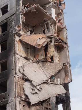 Rusya 'nın Ukrayna' ya karşı savaşı. Rus bombası sivil binaları vurdu. Ukrayna 'da savaş, bombalamadan sonra bina harap oldu. Bombalamadan sonra yıkılan binalar, yakın plan. Borodyanka, Kyiv bölgesi, Ukrayna 2022