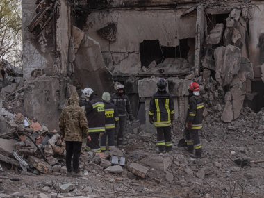 Borodyanka, Ukrayna - Nisan 2022: Rusya 'nın Ukrayna' ya karşı savaşı. Rus bombası sivil binaları vurdu. Ukrayna 'da savaş, bombalamadan sonra bina harap oldu. Bombalamadan sonra yıkılan binalar, yakın plan..