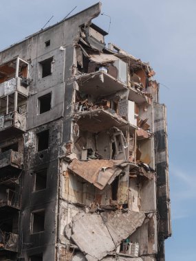 Ukrayna şehrinde savaş, Rus hava bombası bir apartmanı vurdu. Ukrayna 'da savaş, bombalamadan sonra bina harap oldu. Rus bombası sivil binaları vurdu. Rusya 'nın Ukrayna' ya karşı savaşı.