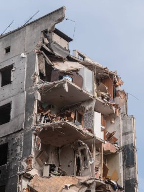 Rusya 'nın Ukrayna' ya karşı savaşı. Rus bombası sivil binaları vurdu. Ukrayna 'da savaş, bombalamadan sonra bina harap oldu. Bombalamadan sonra yıkılan binalar, yakın plan. Borodyanka, Kyiv bölgesi, Ukrayna 2022
