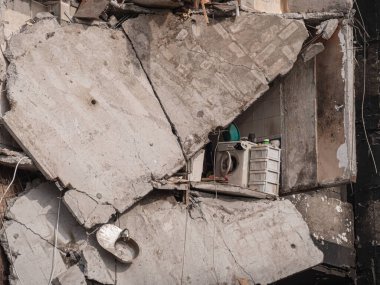 2022 Rus saldırısı ve Ukrayna 'nın askeri istilası. Roket ve hava saldırılarından sonra yıkılan evler. Ukrayna 'nın Mariupol, Harkov, Bucha, Irpen, Borodianka kentlerinde sivillerin bombalandığı evler.