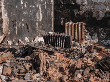 Rus bombası sivil binaları vurdu. Savaş 2022. Rus saldırıları ve Ukrayna 'nın askeri istilası. Roket ve hava saldırılarından sonra yıkılan evler. Sivillerin evleri bombalandı. Yıkılmış binalar.