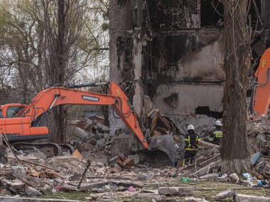 Borodyanka, Ukrayna - Nisan 2022: Ukrayna 'da savaş, Rus hava bombası bir apartmanı vurdu. Ukrayna 'da savaş, bombalamadan sonra bina harap oldu. Rus bombası sivil binaları vurdu.