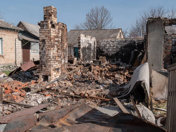 2022 Rus istilası Ukrayna 'nın bombalanan binası Ukrayna' nın Rus saldırısını yok etti. Ukrayna savaş harabelerine karşı Rusya 'ya roket saldırısı. Borodyanka, Kyiv bölgesi, Ukrayna 2022