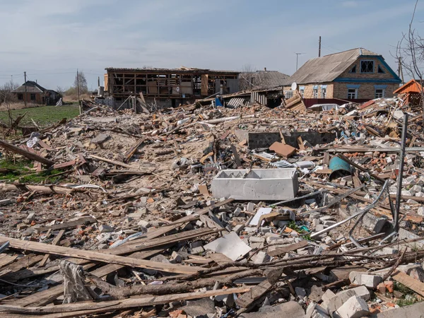 2022 Rus istilası Ukrayna 'nın bombalanan binası Ukrayna' nın Rus saldırısını yok etti. Ukrayna savaş harabelerine karşı Rusya 'ya roket saldırısı. Borodyanka, Kyiv bölgesi, Ukrayna 2022