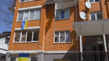 Özgür Ukrayna şehri Rus işgalcilerden. Ukrayna bayrağı balkonda asılı