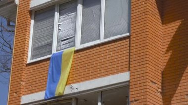 Özgür Ukrayna şehri Rus işgalcilerden. Ukrayna bayrağı balkonda asılı