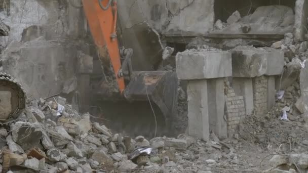 Guerra na Ucrânia, construção arruinada após bombardeio. — Vídeo de Stock