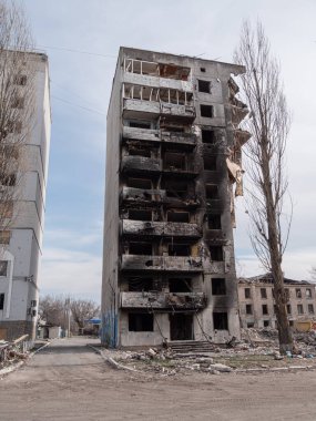 Borodyanka, Ukrayna - Nisan 2022: Rus saldırısı ve Ukrayna 'nın askeri işgali. Roket ve hava saldırılarından sonra yıkılan evler. Bucha, Borodyanka 'daki Ukrayna vatandaşlarının bombalandığı evler.