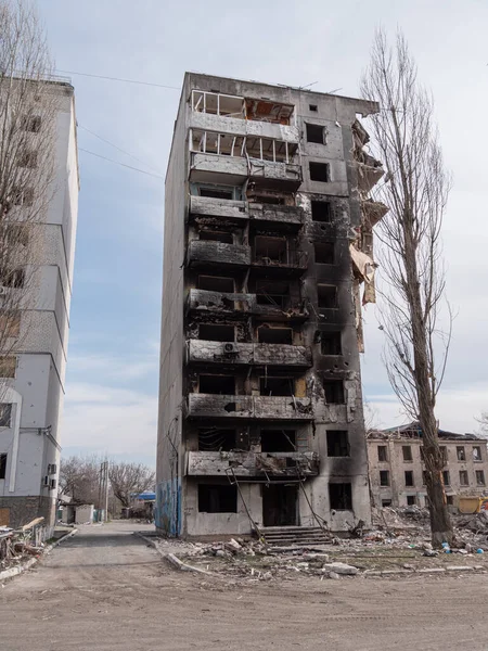 Borodyanka, Ukrayna - Nisan 2022: Rus saldırısı ve Ukrayna 'nın askeri işgali. Roket ve hava saldırılarından sonra yıkılan evler. Bucha, Borodyanka 'daki Ukrayna vatandaşlarının bombalandığı evler.