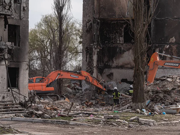 Вид экскаватора, работающего на обломках жилых зданий. — стоковое фото