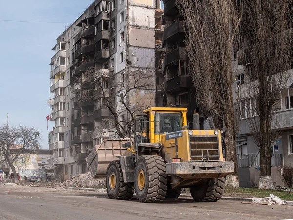 Знищили будинки після ракетних і повітряних ударів. Війна в Україні 2022 — стокове фото